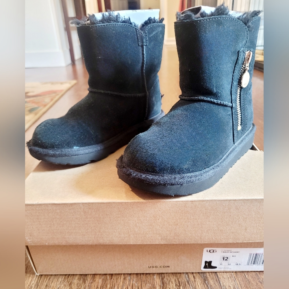 Toddler Bailey Bow UGG - size 12